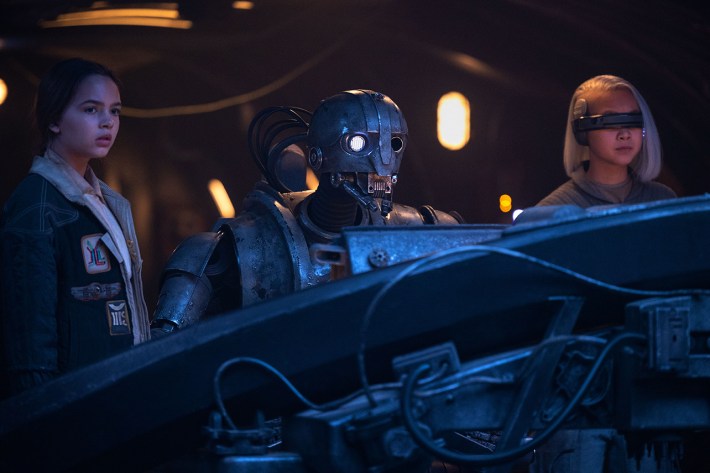 Fern (Ryan Kiera-Armstrong), SM-33 (Nick Frost), and KB (Kyriana Kratter) in Lucasfilm’s STAR WARS: SKELETON CREW, exclusively on Disney+. Photo by Matt Kennedy. ©2024 Lucasfilm Ltd. & TM. All Rights