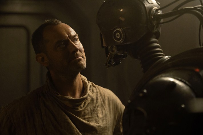 (L-R) Jod (Jude Law) and SM-33 (Nick Frost) in Lucasfilm’s STAR WARS: SKELETON CREW, exclusively on Disney+. Photo by Matt Kennedy. ©2024 Lucasfilm Ltd. & TM. All Rights Reserved.