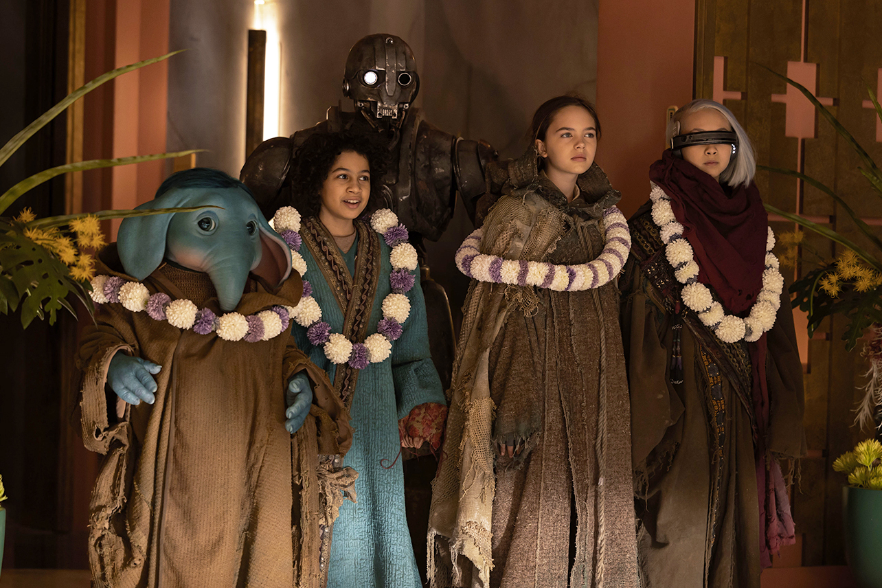 (L-R) Neel (Robert TImothy Smith), Wim (Ravi Cabot-Conyers), SM-33 (Nick Frost), Fern (Ryan Kiera Armstrong) and KB (Kyriana Kratter) in Lucasfilm’s STAR WARS: SKELETON CREW, exclusively on Disney+. Photo by Matt Kennedy. ©2024 Lucasfilm Ltd. &amp; TM. All Rights Reserved.