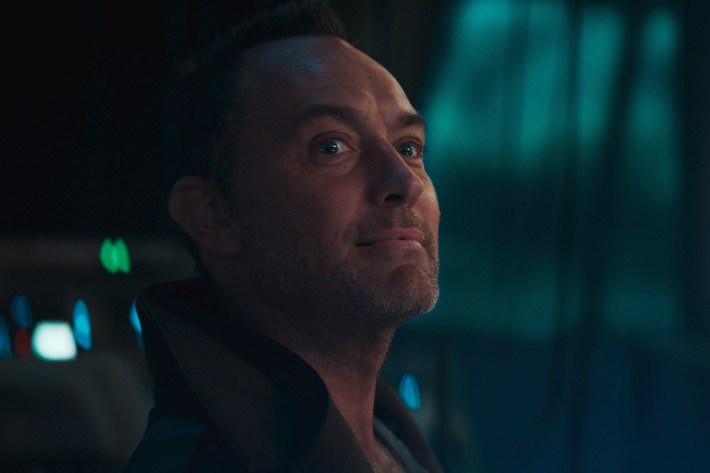 Jod (Jude Law) in Lucasfilm’s STAR WARS: SKELETON CREW, exclusively on Disney+. Photo courtesy of Lucasfilm. ©2025 Lucasfilm Ltd. & TM. All Rights Reserved.