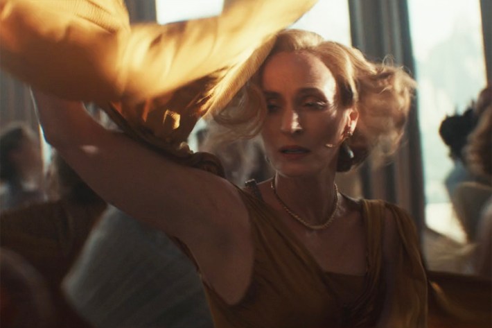 Mon Mothma dancing
