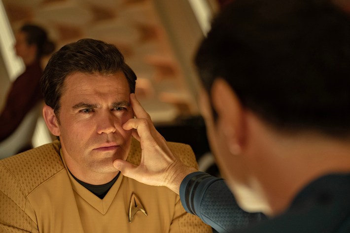 Ethan Peck as Spock and Paul Wesley as Kirk, melding minds