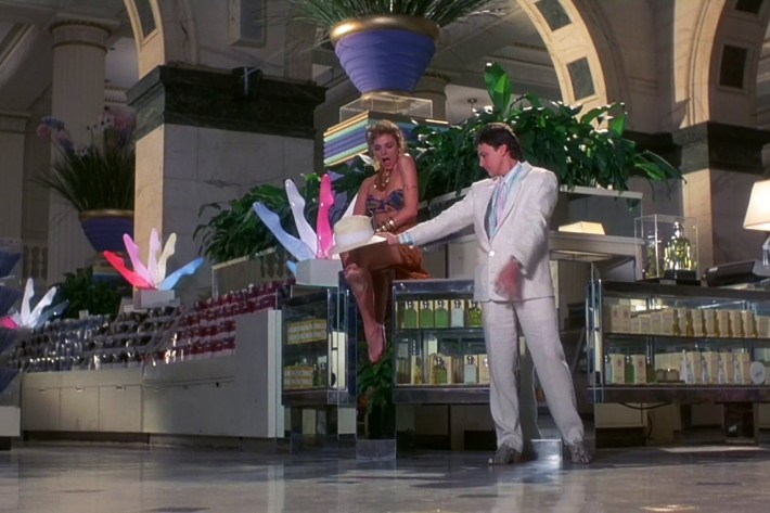 Kim Cattrall and Andrew McCarthy in mall