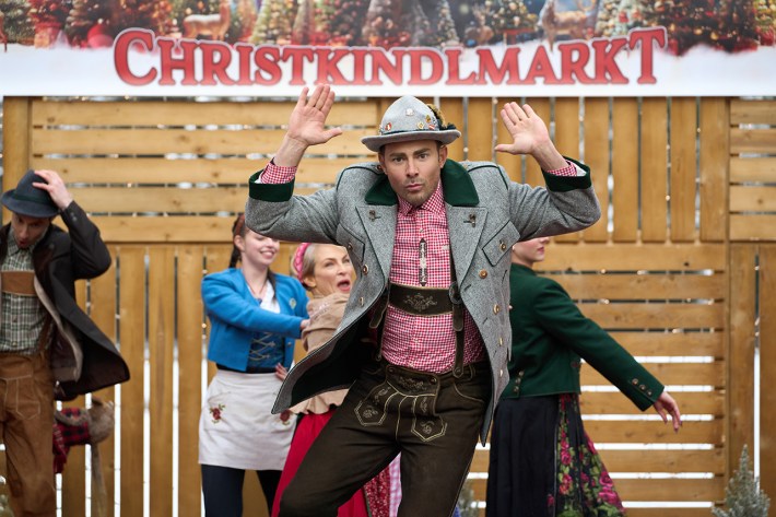 Jonathan Bennett in lederhosen