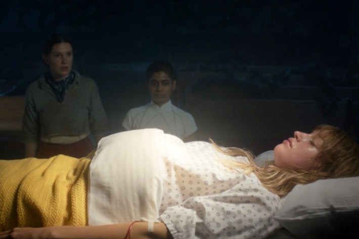 Eleven and Eight looking at vision of Elle's mom