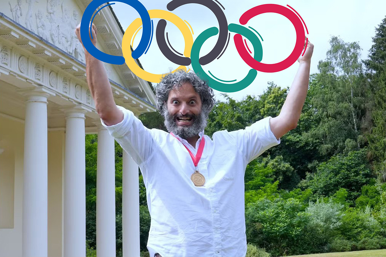 Jason Mantzoukas holding up Olympic rings