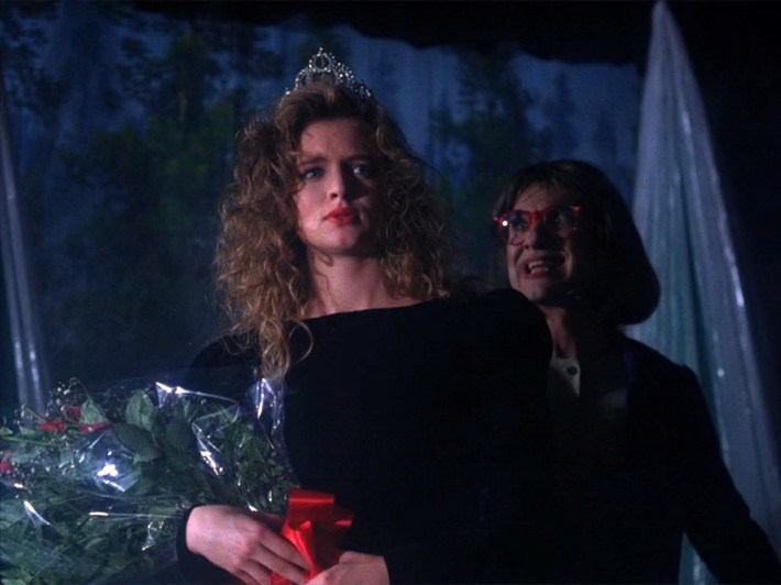 Windom as Log Lady kidnapping Annie